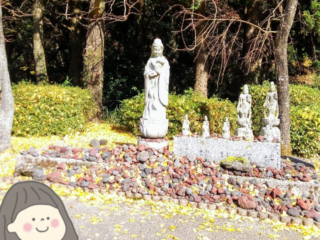 願いごとが叶ったと思われる石の山